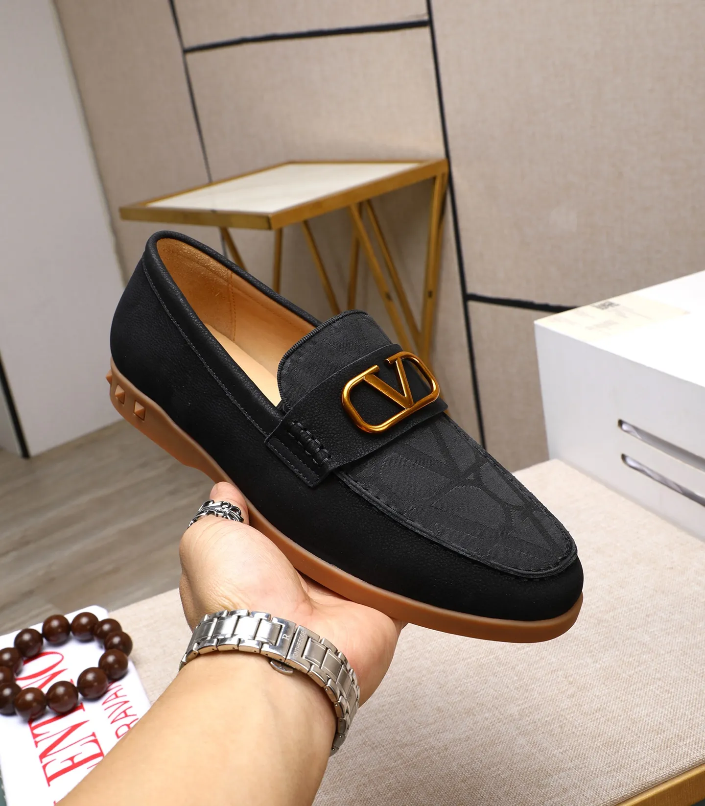 Men's shoes 💰520 [Valentino-Valentino] High-quality boutique men's shoes. The same style as the celebrities, original and authentic.✅ Made of imported cowhide + original apricot cowhide lining. The French luxury model is priced at 14,080 Swiss francs. It is also a Paris Fashion Week catwalk model. A brand can be deeply rooted in your heart, and a pair of shoes can make you linger. What you wear is not only noble, but also an aura. 👻Standard 38-45
